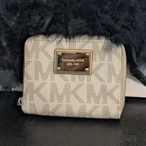 Michael Kors NWOT Signature Jet Set Leather Zip Around Multi Functional Wallet - Picture 1 of 9